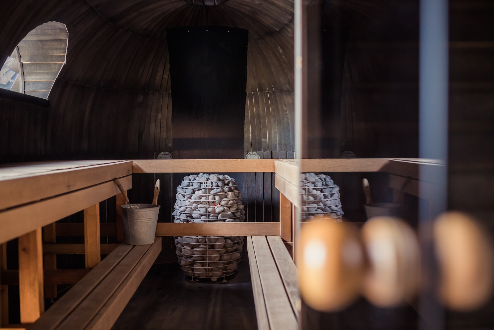 Table en bois, élément naturel, dans un spa