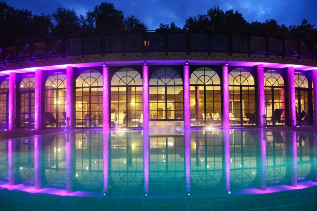 Piscine extérieure de l'hotel et spa Les Violettes à Jungholtz