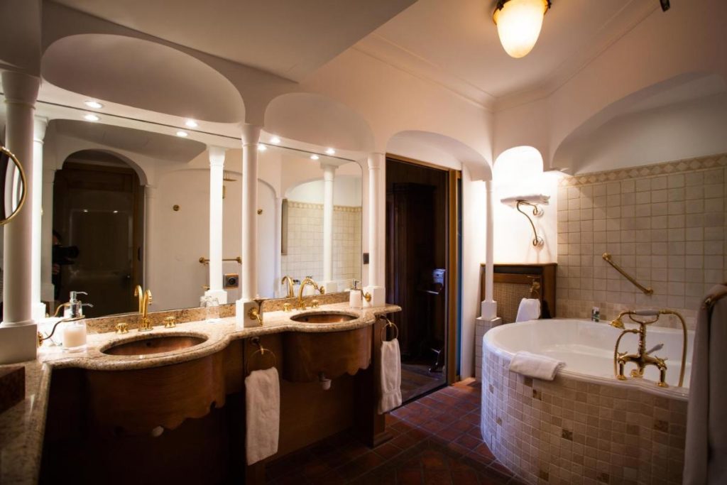 Salle de bain avec baignoire de l'hotel Les Violettes à Jungholtz