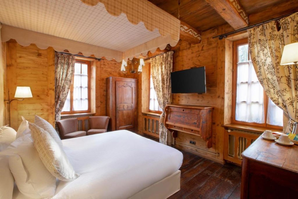 Chambre romantique pour un séjour en amoureux à l'hôtel Les violettes