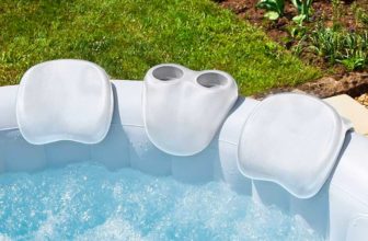 Coussins et porte-gobelet sont les accessoires indispensables à acheter pour son spa